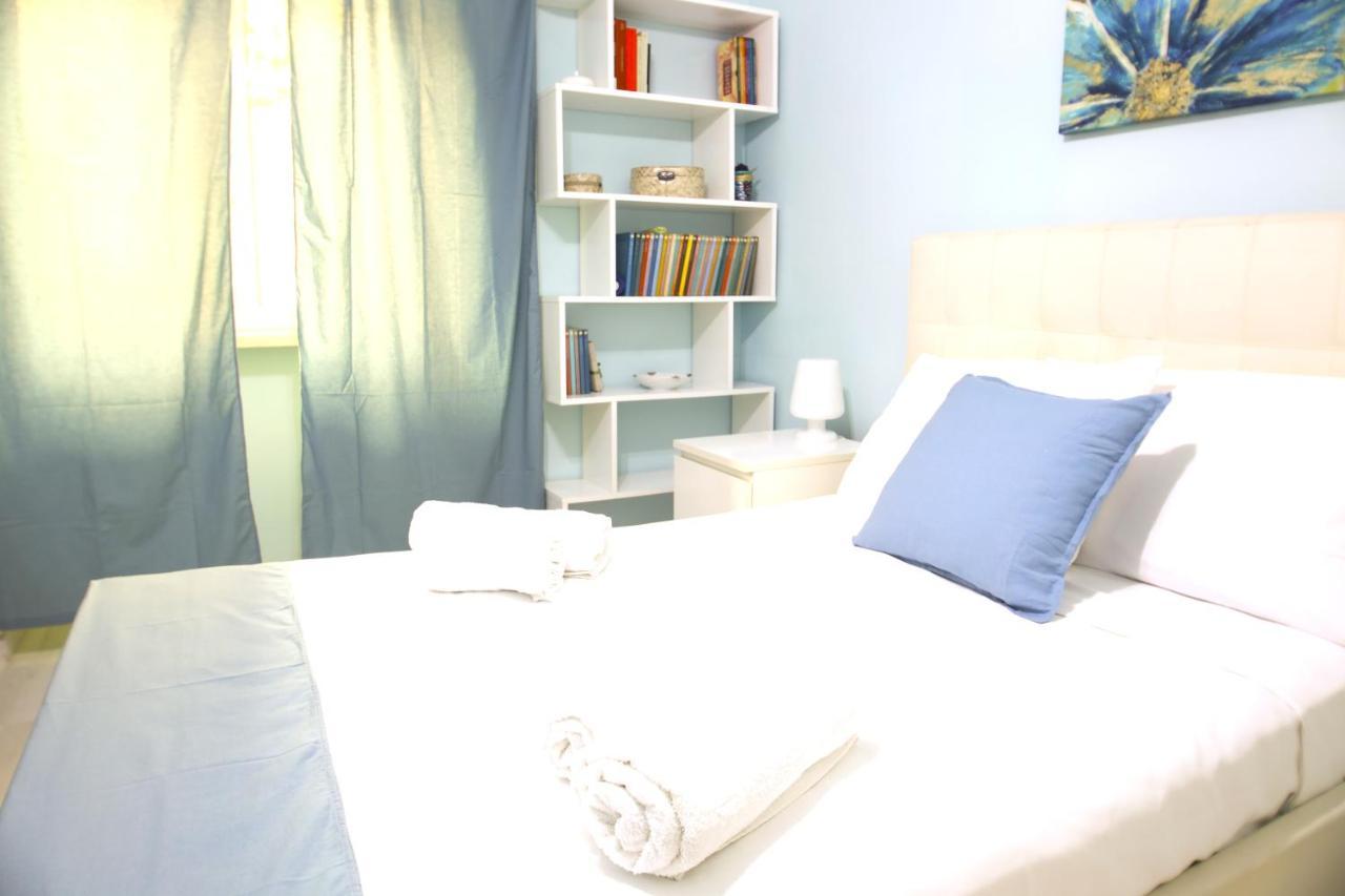 Hostly - Vittoria House - Near The Center With Private Parking Apartamento Nápoles Exterior foto