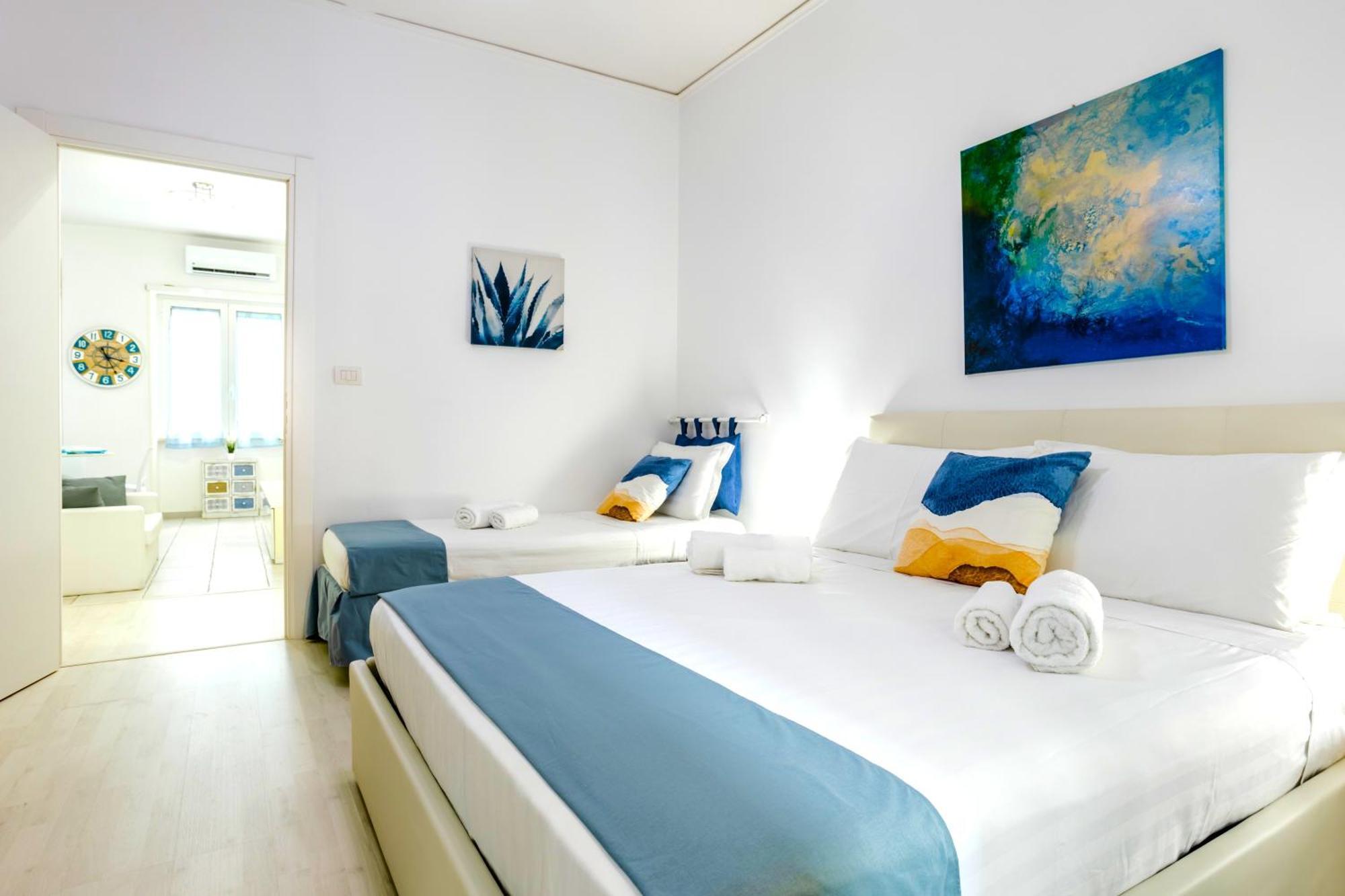 Hostly - Vittoria House - Near The Center With Private Parking Apartamento Nápoles Exterior foto